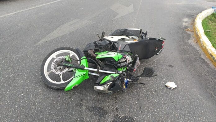 Van se 'vuela' un alto y arrolla a motociclista en la avenida Andrés Quintana Roo de Cancún