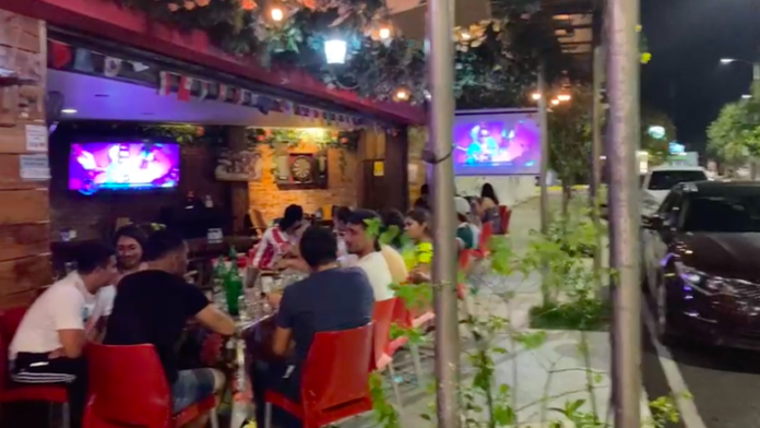 ¿Y LA SANCIÓN? Exhiben a La Barra Cantina de Chetumal por invadir zona peatonal