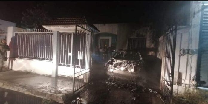 Incendia hombre un vehículo en Chetumal