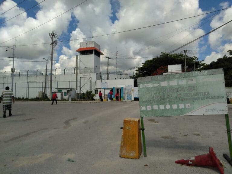 Trasladan a 58 reos desde la cárcel de Cancún al Cereso de Chetumal en fuerte operativo