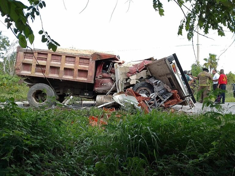 Muere prensado chofer de camión, en aparatoso choque en la carretera Cancún-Leona Vicario