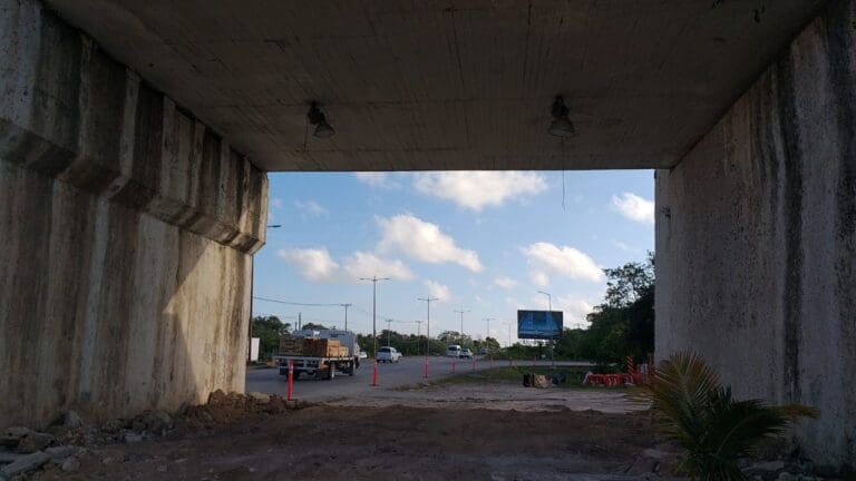 Así es como luce ahora la avenida ya sin la Casa de los Aluxes, emblemática construcción de Cancún. La pequeña pirámide será reubicada. Foto: Agencia SIM
