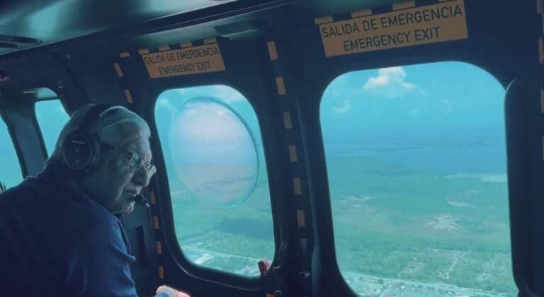 AMLO supervisó desde el aire los avances del Tren Maya. Aseguró que se está al 50 por ciento en el tramo de Mérida a Cancún.