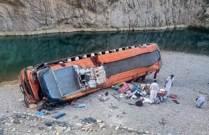 Pakistán: Cae un bus de pasajeros a un barranco y mueren 19 personas