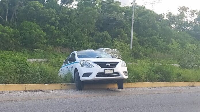 Taxi se queda sin un neumático y sufre accidente carretero en Playa del Carmen￼