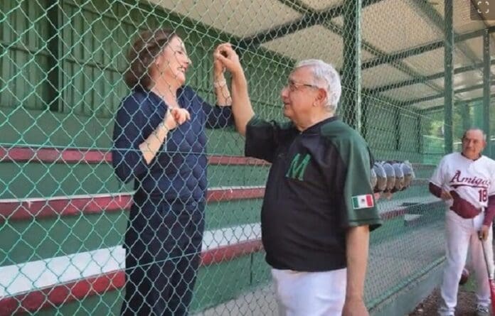 AMLO juega beisbol con Vinny, Valenzuela, Higuera...y 'echa novio' con Gutiérrez Müller