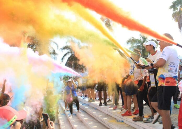 Se realizó la carrera ‘Píntate de colores por la juventud’ con la participación de la presidenta municipal Lili Campos en Playa del Carmen