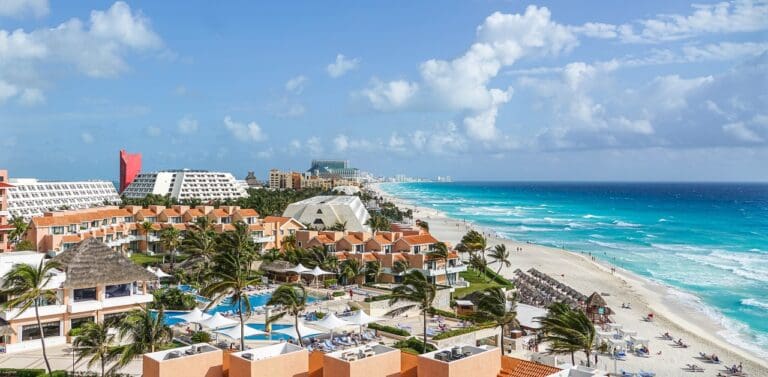 Se construyen más hoteles en Cancún. Gracias a ello se espera que pronto haya más de 45 mil habitaciones disponibles en el destino.