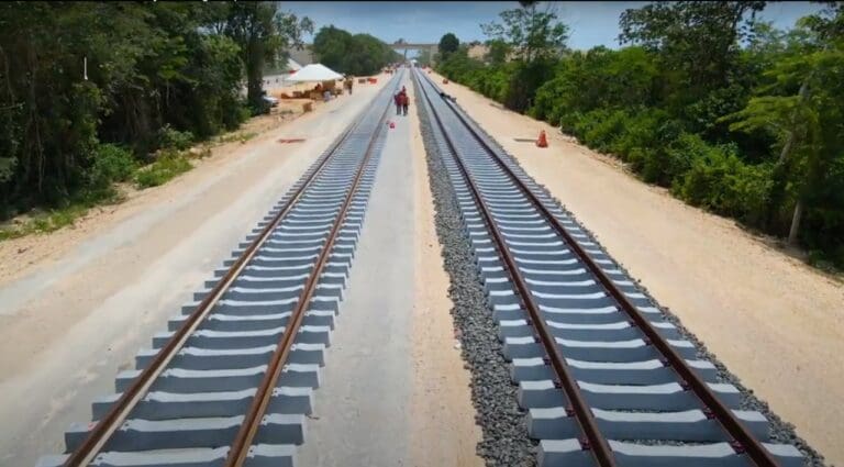 Tren Maya refuerza instalación de vía con 13 nuevas máquinas especializadas de Polonia, Holanda y España