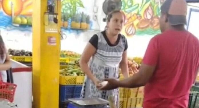 Mujer intenta irse sin pagar mandado