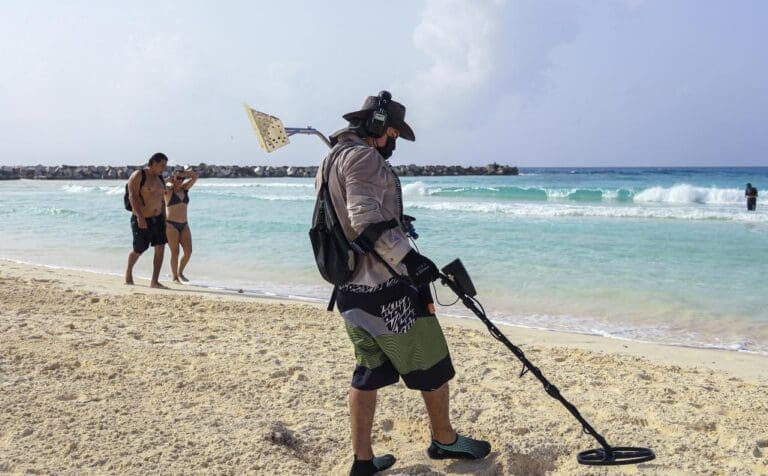 ¡PAAA TODOS SALDRÁN MILLONARIOS! Aplican detectores de metales para limpiar playas de Cancún