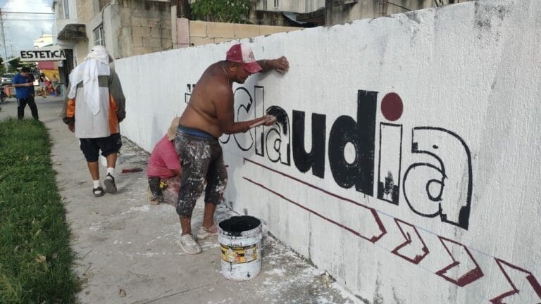 Aparecen en Cancún más bardas pintadas con propaganda a favor de Claudia Sheinbaum