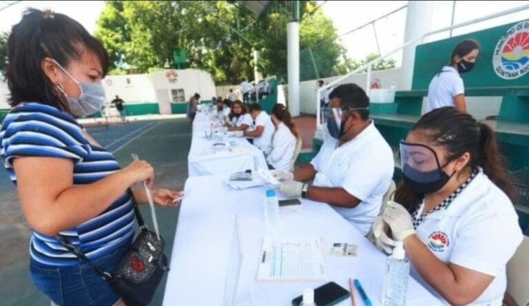 Se espera que este día miércoles cerca de 900 alumnos de secundaria acudan a cobrar sus becas municipales en Benito Juárez.