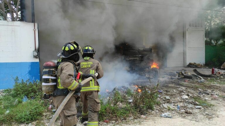 Incendio consume camión de traslado de valores en Bonfil