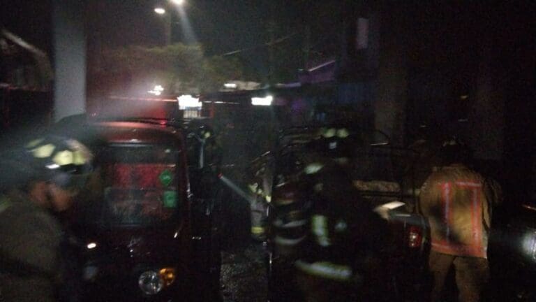 Incendio, al parecer provocado, consume 6 mototaxis y un camión en la Región 221 de Cancún