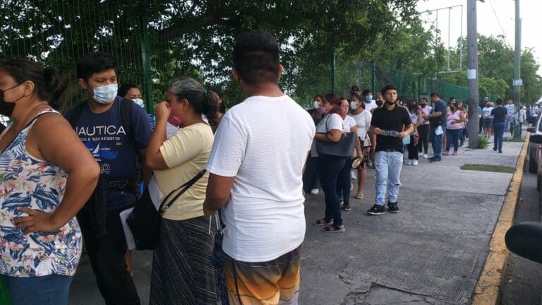 Padres de familia hacen largas filas en la Secretaría de Educación para hallar un cupo a sus hijos