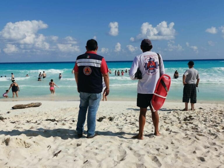 PROTECCIÓN CIVIL DE CANCÚN DESPLIEGA GUARDAVIDAS EN 11 PLAYAS
