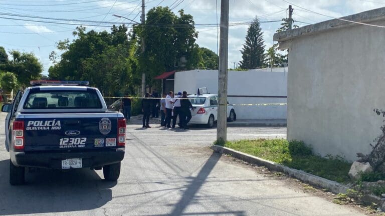 Taxista muere de un aparente paro cardíaco y choca en la Región 232 de Cancún