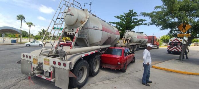 Camión de doble remolque casi aplasta a un carro compacto en Playa del Carmen