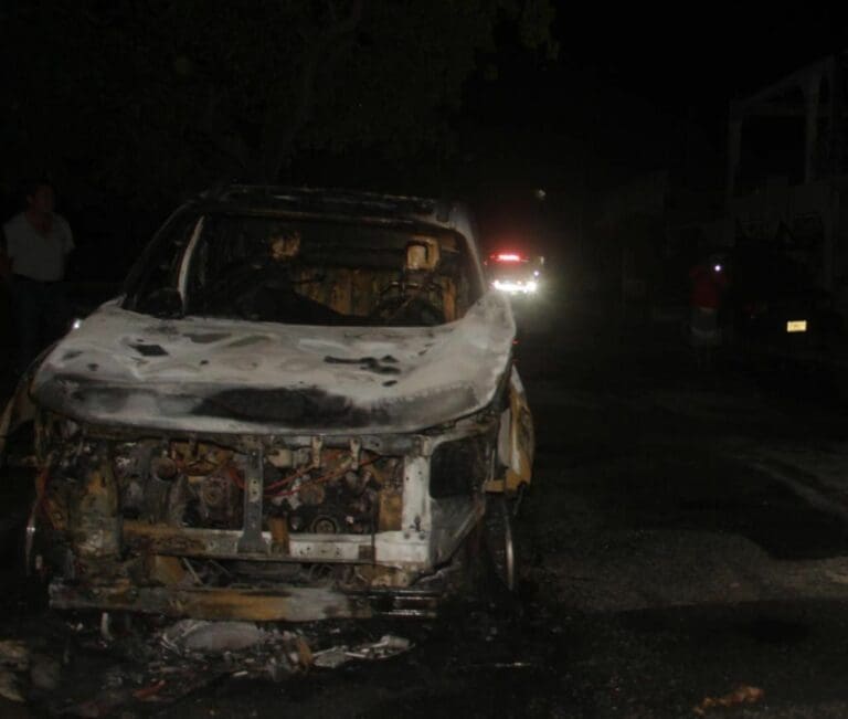 Incendian dos vehículos en Cancún 