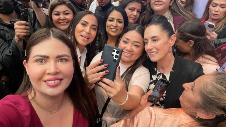 Asisten alcaldesas de Quintana Roo a ponencia de Claudia Sheinbaum en Ciudad de México