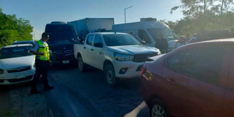 Carambola entre ocho vehículos genera caos vial en la avenida Huayacán de Cancún