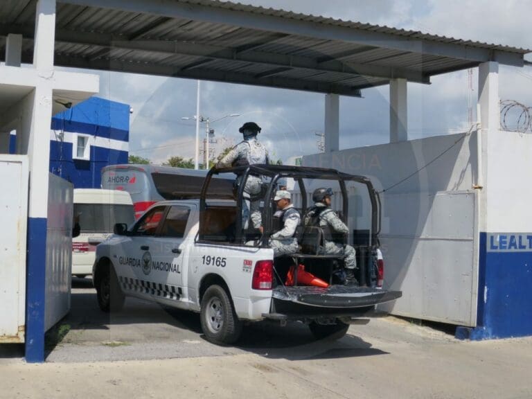 Autoridades de Migración detienen a dos autobuses con personas indocumentadas en Cancún
