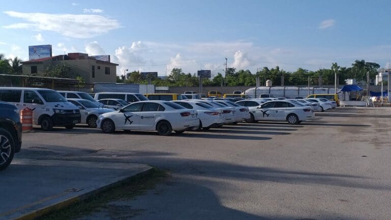 Inician paro laboral en 'Airport Cab' Cancún, para exigir pago de comisiones y cese a malos tratos 