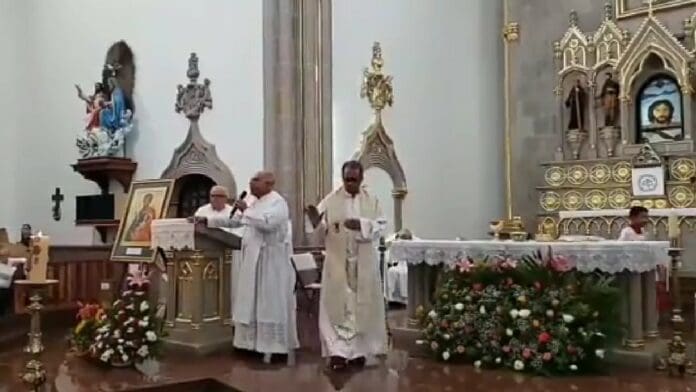 rezan sacerdotes durante sismo en Michoacán