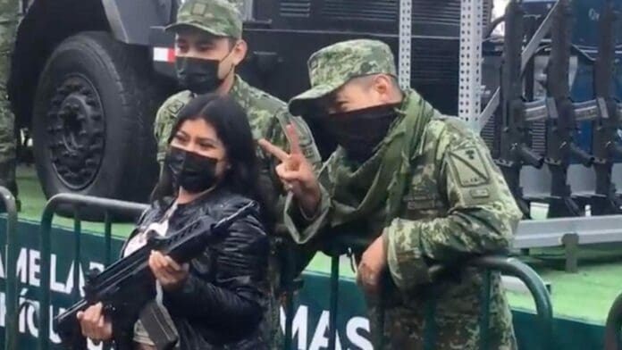 VIDEO: Militar 'presta' su arma para que asistentes al desfile se tomen fotos