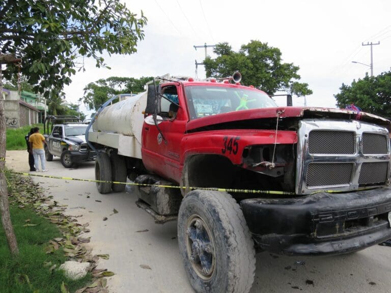 Muere una mujer, atropellada por una pipa en Cancún