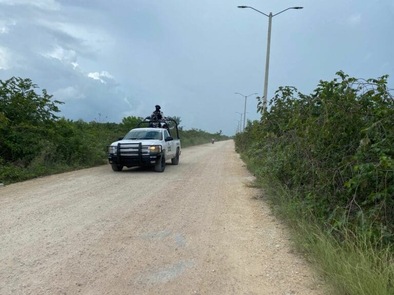 Hallan ejecutado en un camino de terracería de la Región 260 de Cancún 