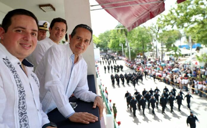 Carlos Joaquín presencia el desfile cívico-militar conmemorativo de la Independencia de México