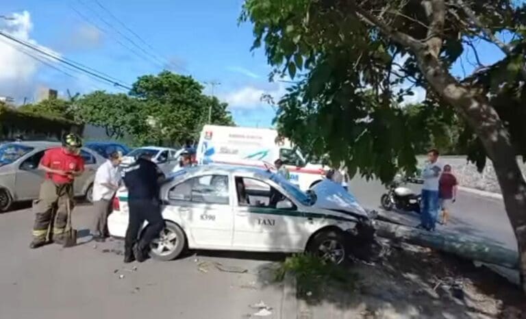 Aparatoso choque entre taxi y auto particular deja dos heridos en la avenida Nichupté de Cancún