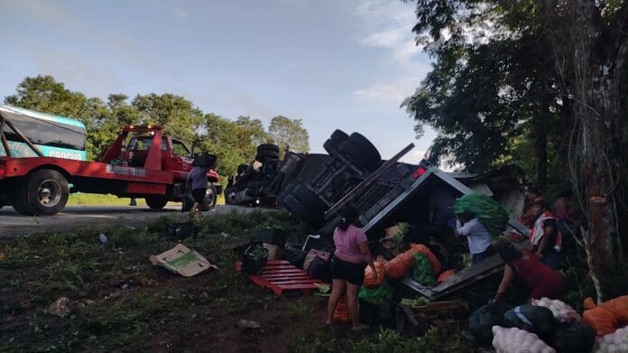 Vuelca tráiler en la carretera 307 en Felipe Carrillo Puerto  Vuelca tráiler en la carretera 307 en Felipe Carrillo Puerto
