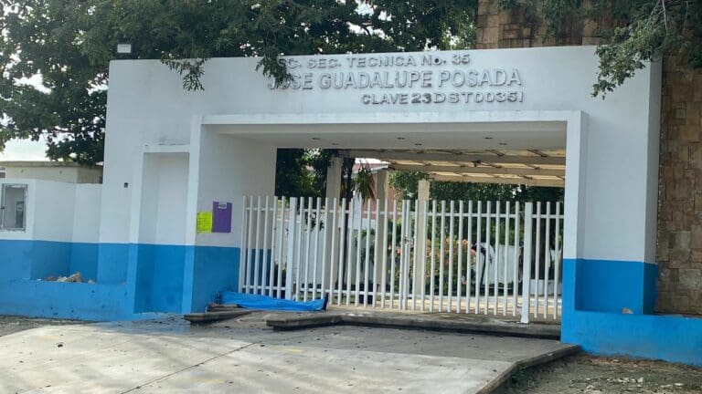 Encuentran a hombre sin vida en la entrada de una escuela secundaria de Cancún