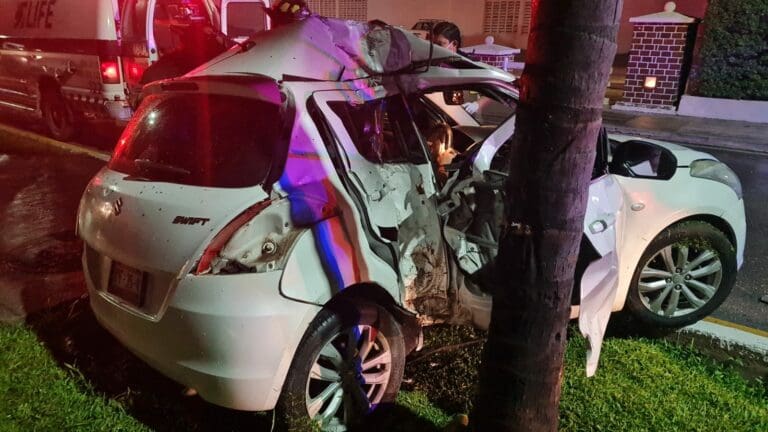 Un auto compacto se estrelló contra una palmera en la zona hotelera de Cancún; una persona perdió la vida y otra quedó lesionada.