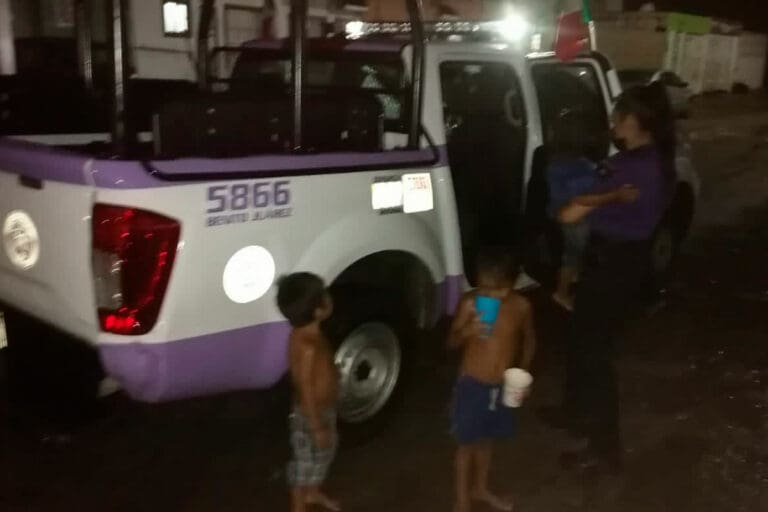 Resguardan a 4 niños, abandonados bajo la lluvia, en el fraccionamiento Haciendas del Caribe de Cancún