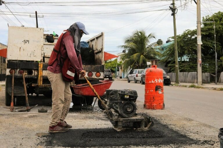 Sostiene gobierno de Benito Juárez intensas brigadas de bacheo