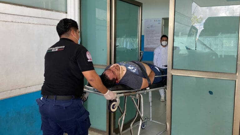 Arrolla camioneta a un motociclista en la avenida 135 de Cancún