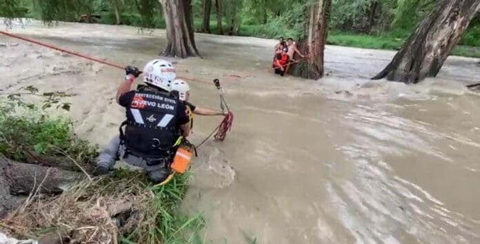 Mediante unas grabaciones se supo del rescate de unas personas que quedaron atrapadas en el río La Silla de Nuevo León.