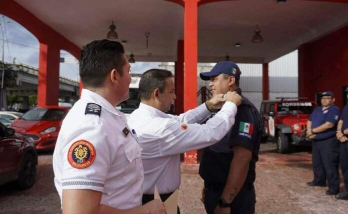 Gobierno reconoce desempeño de bomberos