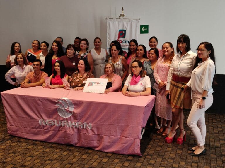 Con un desayuno rosa, la empresa Aguakan concluyó las actividades del mes de la lucha contra el cáncer de mama.