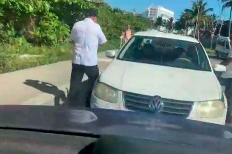Graban en video agresión de presuntos taxistas a Uber en la Zona Hotelera de Cancún  