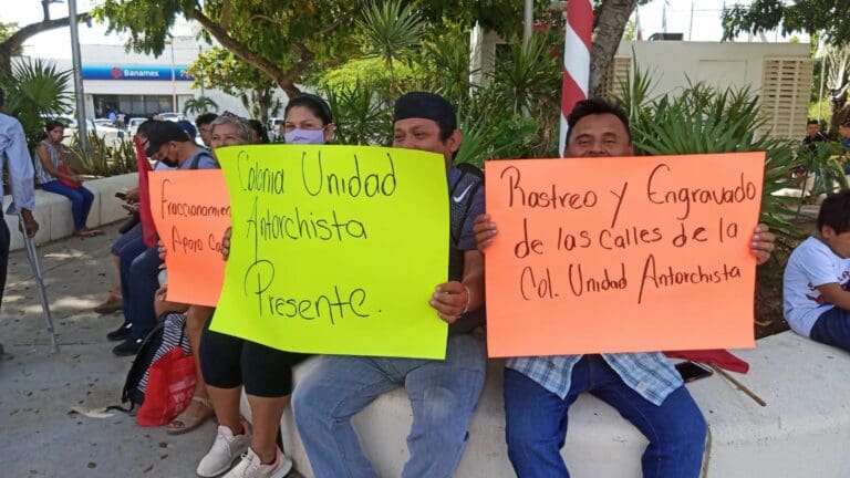 Habitantes de colonias irregulares de Cancún se manifiestan para exigir regularización y apoyo en servicios básicos