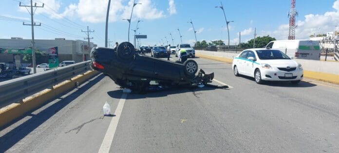 Vuelca auto sobre puente vehicular del bulevar Playa del Carmen 