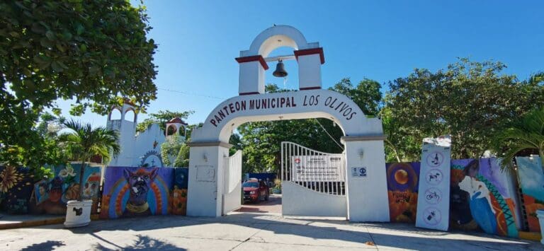 REALIZAN TRABAJOS DE LIMPIEZA EN PANTEONES MUNICIPALES Y PARQUE FUNERARIO DE CANCÚN