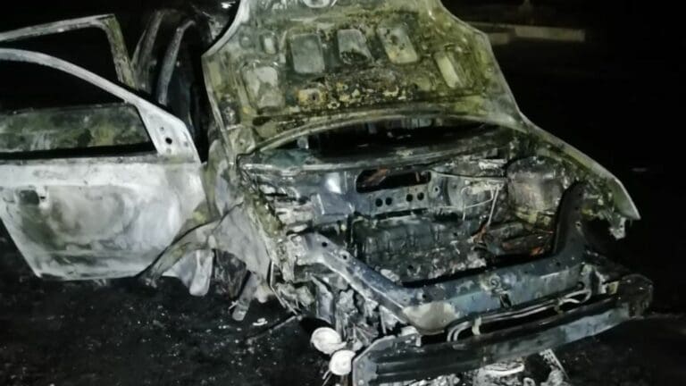 Automóvil queda calcinado, tras chocar con un poste, en Cancún