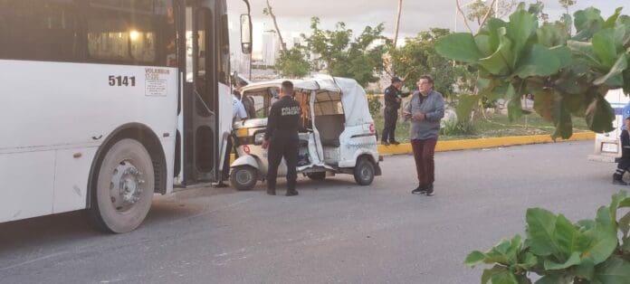 Muere pasajera del mototaxi que chocó con autobús, en Playa del Carmen 