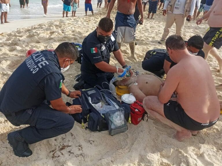 Rescatan a extranjero de morir ahogado en Cancún